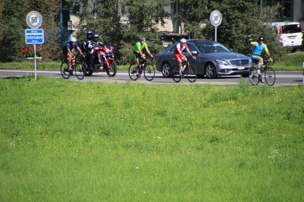 Tient un peloton de cycliste en approche