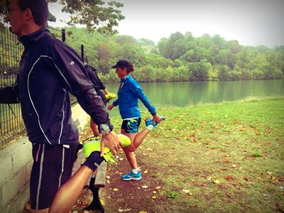 étirements avec finisher triathlon