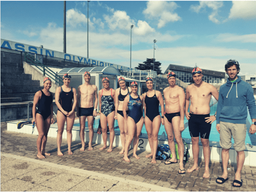 Natation en extérieur avec finisher triathlon